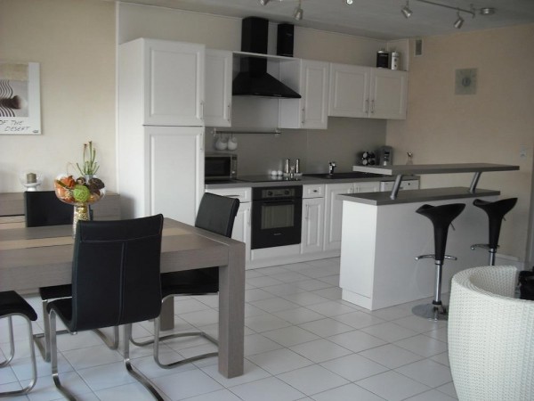 table-floor-home-cottage-loft-kitchen-1120864-pxhere.com.jpg
